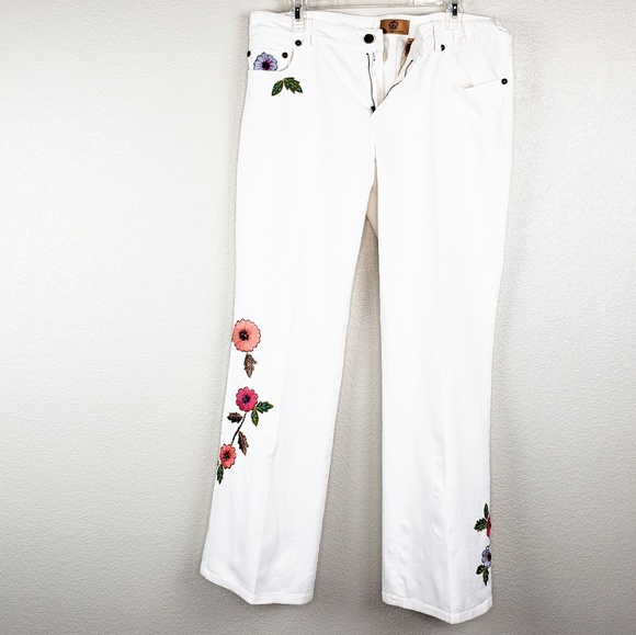 Dana Buchman Denim - 🍒DANA BUCHMAN Hand stitched flower white jeans